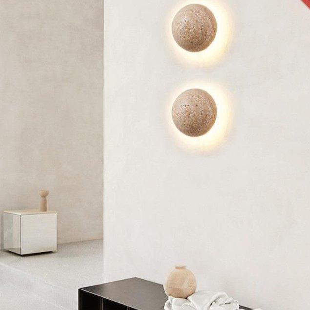 Krémová nástěnná lampa ve skandinávském stylu, která poskytuje útulné světlo a elegantní jednoduchost. 2
