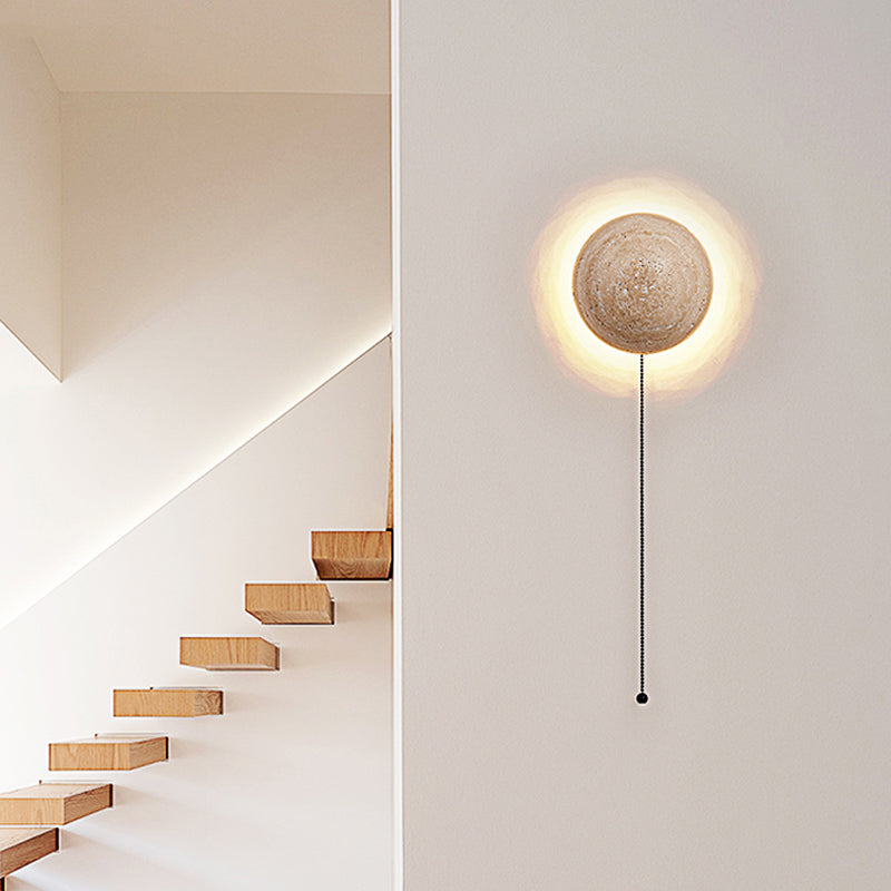 Krémová nástěnná lampa ve skandinávském stylu, která poskytuje útulné světlo a elegantní jednoduchost. 3
