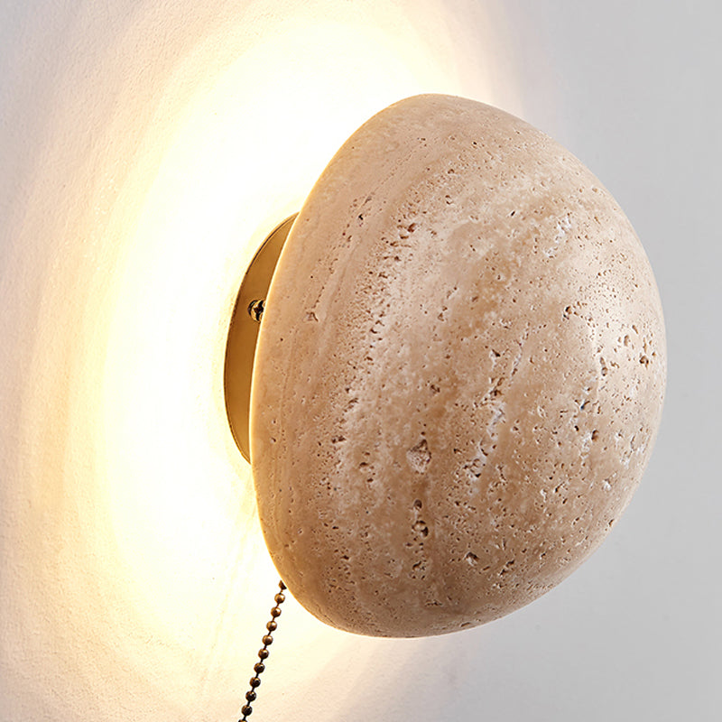 Krémová nástěnná lampa ve skandinávském stylu, která poskytuje útulné světlo a elegantní jednoduchost. 4