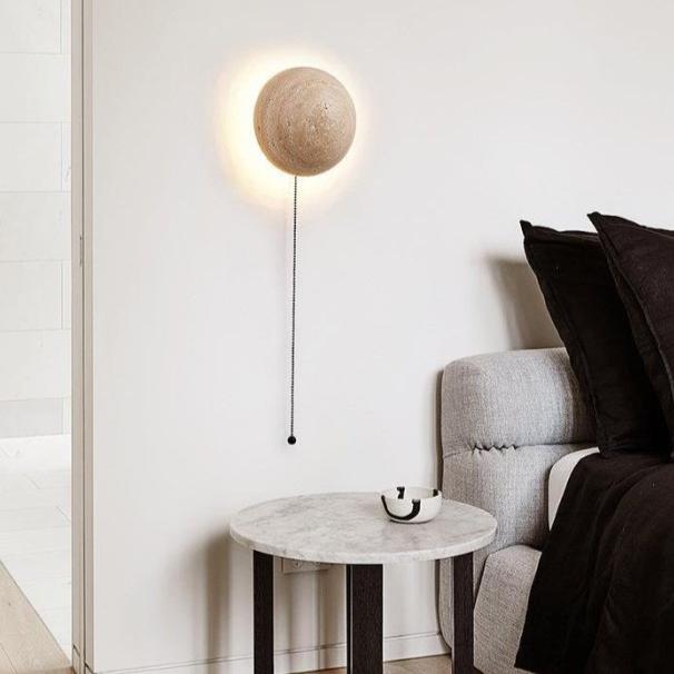 Krémová nástěnná lampa ve skandinávském stylu, která poskytuje útulné světlo a elegantní jednoduchost. 5