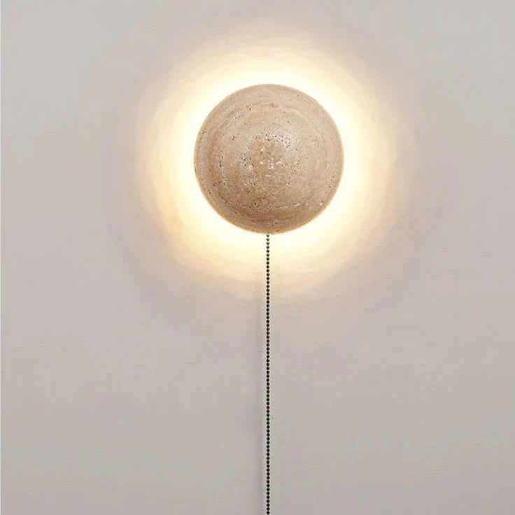 Krémová nástěnná lampa ve skandinávském stylu, která poskytuje útulné světlo a elegantní jednoduchost. 6