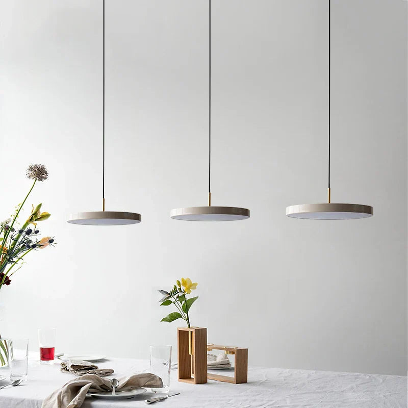 LED závěsná lampa s kovovou povrchovou úpravou a futuristickým designem – energeticky úsporné osvětlení do obývacího pokoje 4