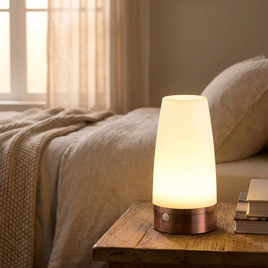 Lampa na Noční Stolek s Pohybovým Senzorem a Teplým LED Světlem – Bezdrátová, Moderní Design 1