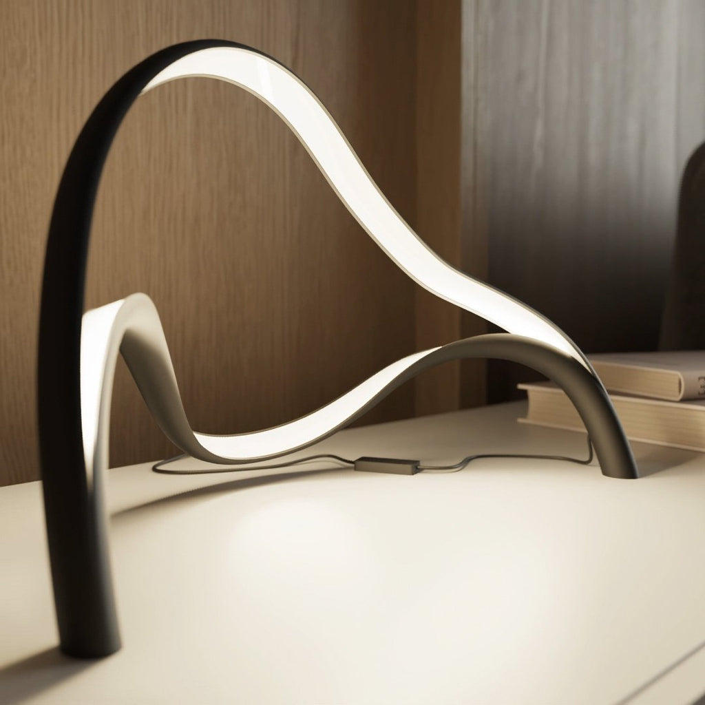 Moderní stolní lampa s integrovaným LED světlem – kompaktní design pro použití u postele nebo na stůl – kovová a akrylová povrchová úprava 4