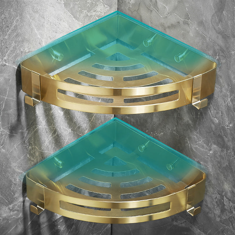 Moderní třídílná sada koupelnových doplňků ve zlaté a stříbrné barvě pro elegantní interiéry. 2