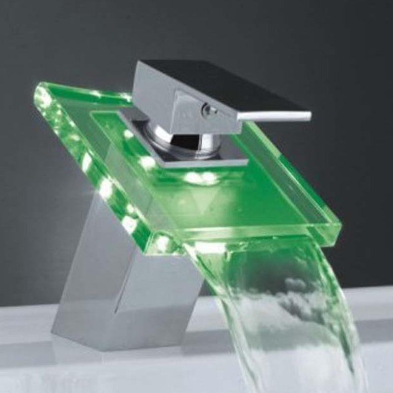 Moderní umyvadlová baterie s LED osvětlením a vodopádovým výtokem – odolná měděná konstrukce a snadné ovládání 6