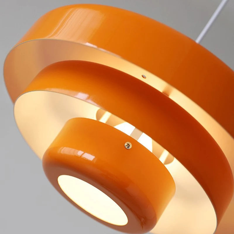 Moderní závěsná lampa s elegantním vzhledem 2