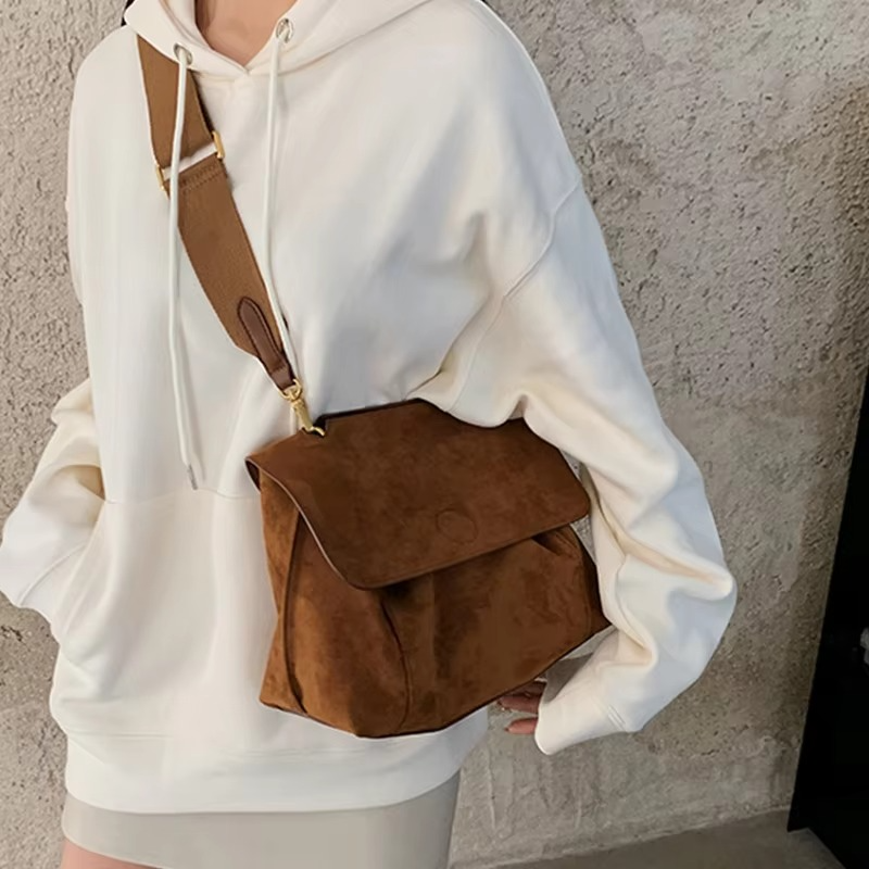 Módní dámská semišová crossbody kabelka na podzim a zimu 2