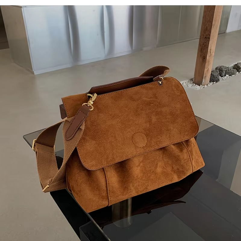 Módní dámská semišová crossbody kabelka na podzim a zimu 3