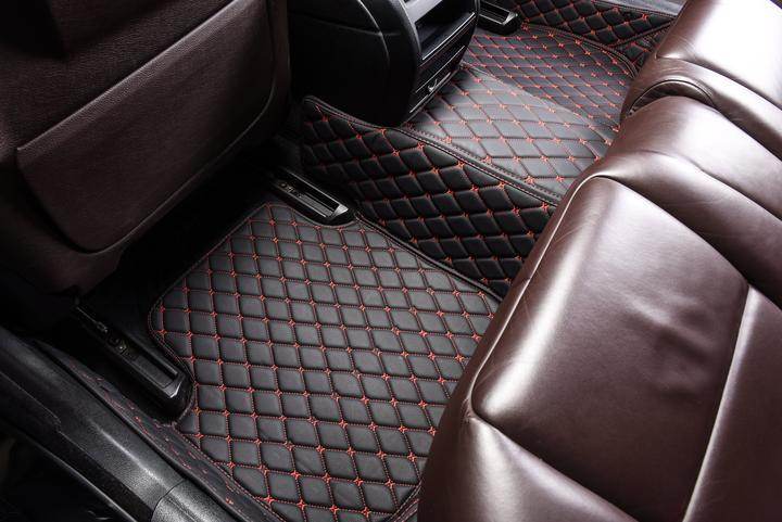 Na míru vyrobené nepromokavé autokoberce z černé PU kůže s elegantním červeným prošíváním pro perfektní padnutí 2
