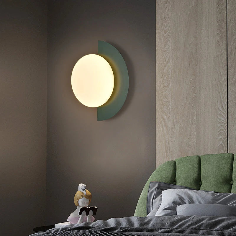 Nástěnná lampa LED v půlkruhovém designu ve stylu mid-century, vícebarevná, rozměry 9