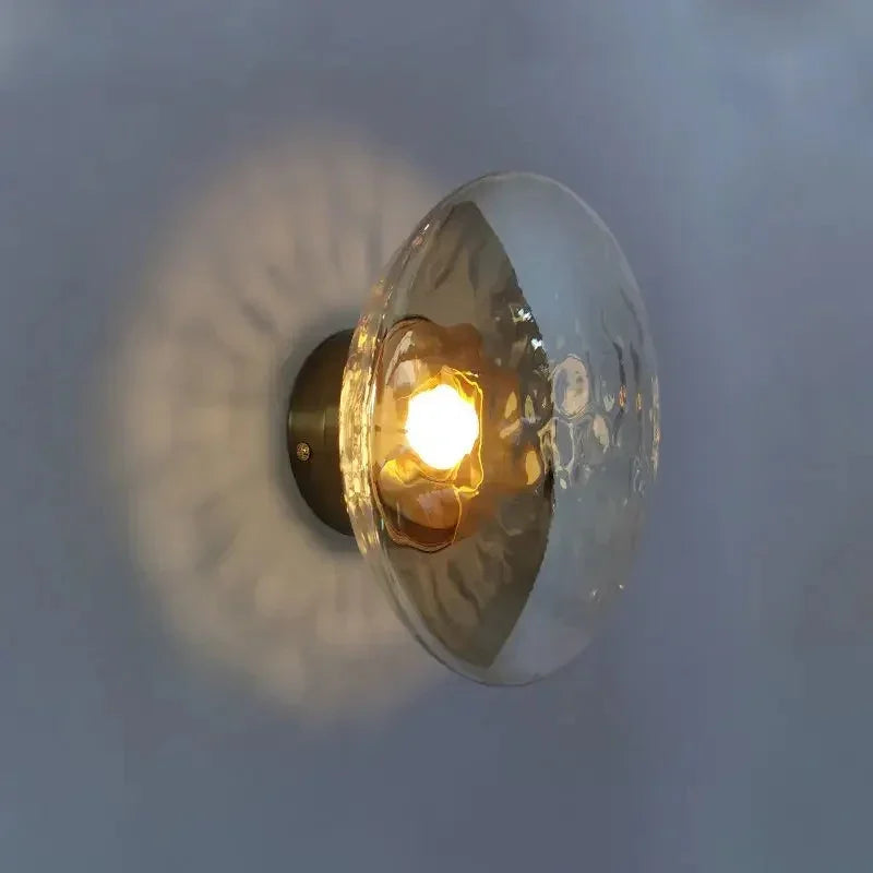 Nástěnná lampa s čirým skleněným stínidlem a kovovým tělem, moderní design ideální 2