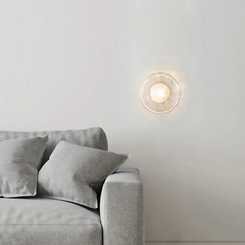 Nástěnná lampa s čirým skleněným stínidlem a kovovým tělem, moderní design ideální 3