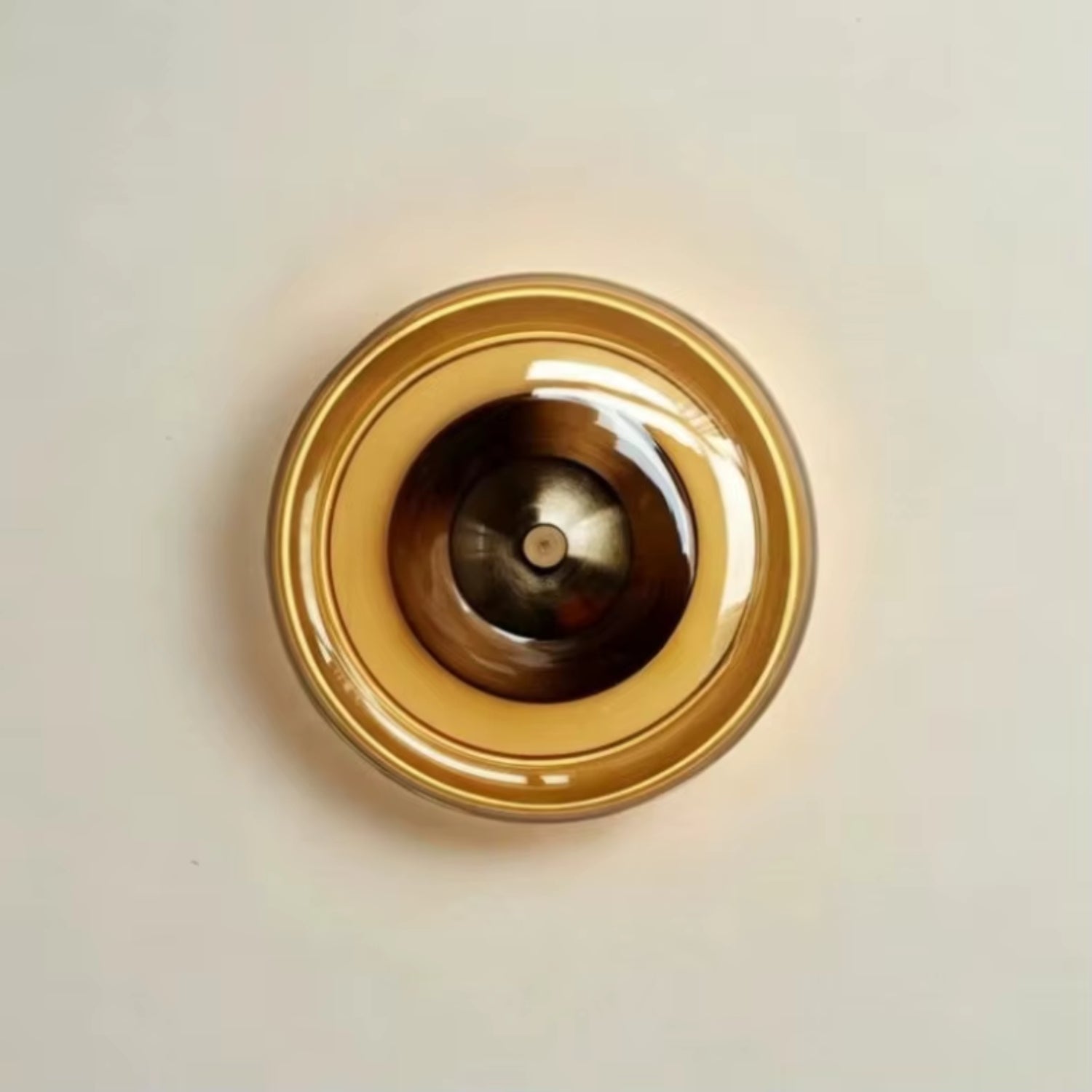 Nástěnná lampa s jantarovým sklem a integrovanou LED, moderní design ideální pro kompaktní prostory 0