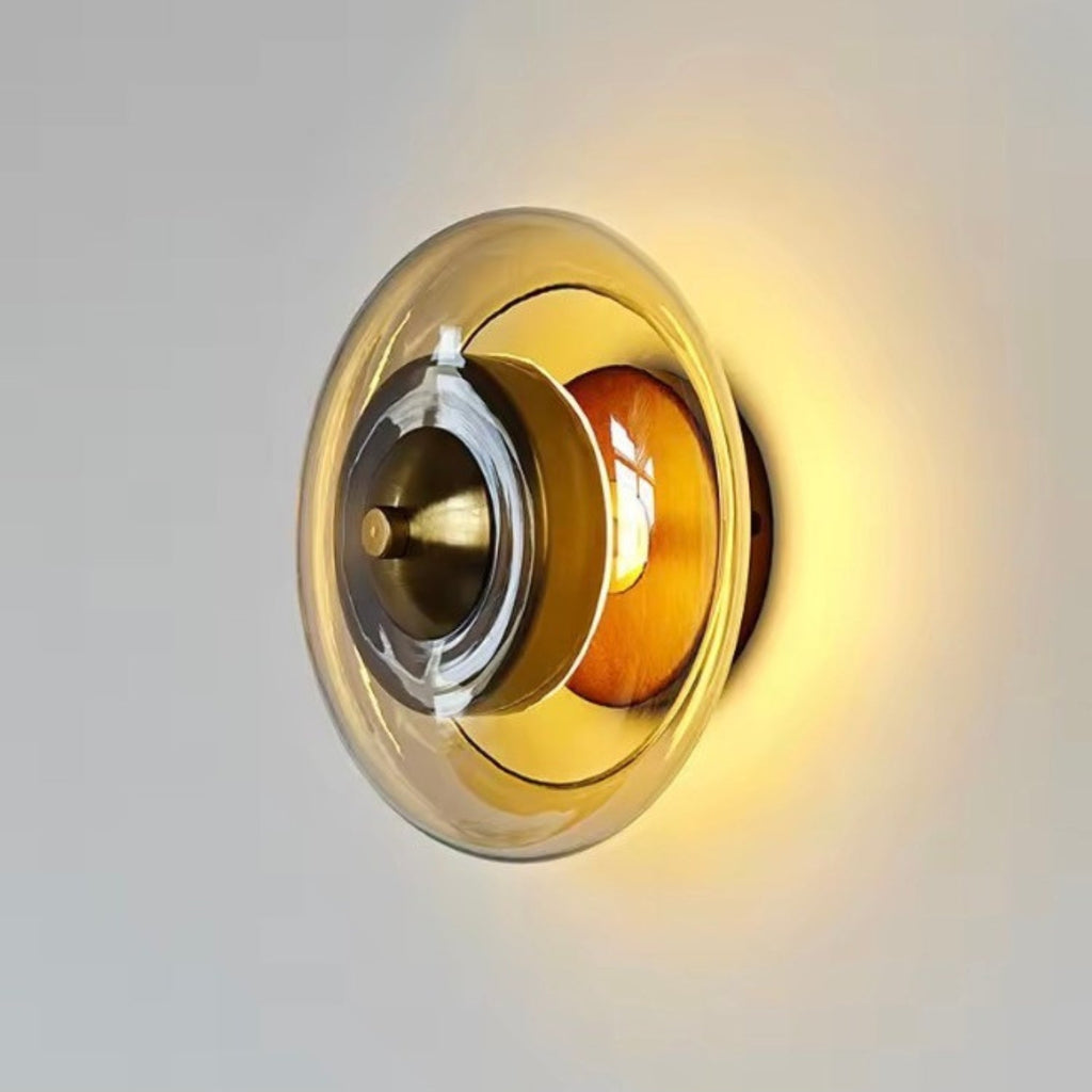 Nástěnná lampa s jantarovým sklem a integrovanou LED, moderní design ideální pro kompaktní prostory 1