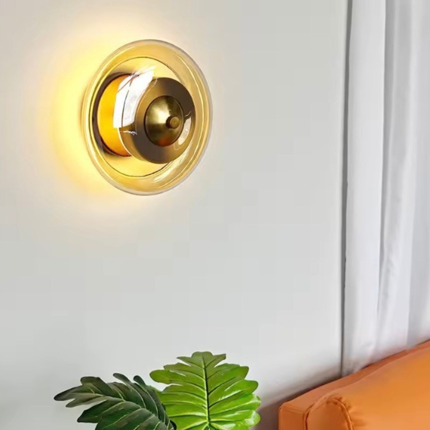 Nástěnná lampa s jantarovým sklem a integrovanou LED, moderní design ideální pro kompaktní prostory 2