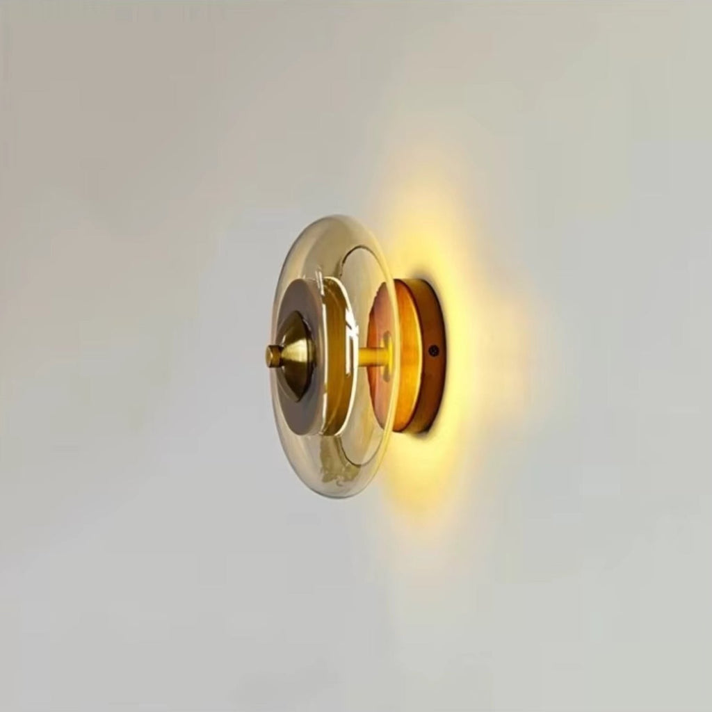 Nástěnná lampa s jantarovým sklem a integrovanou LED, moderní design ideální pro kompaktní prostory 4