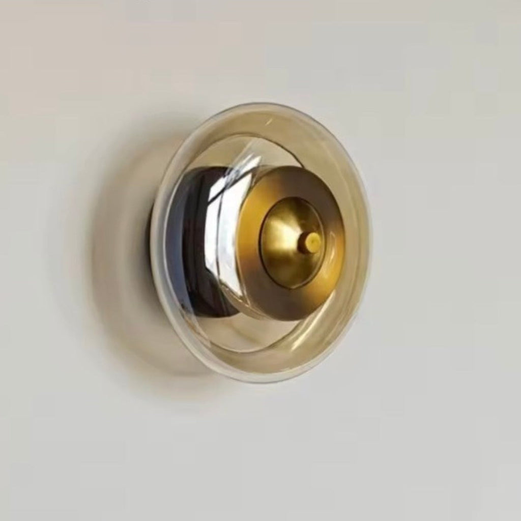 Nástěnná lampa s jantarovým sklem a integrovanou LED, moderní design ideální pro kompaktní prostory 5