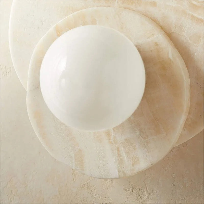 Nástěnná lampa s kulovým difuzorem a travertinovým designem, moderní osvětlení pro stylové inter 3