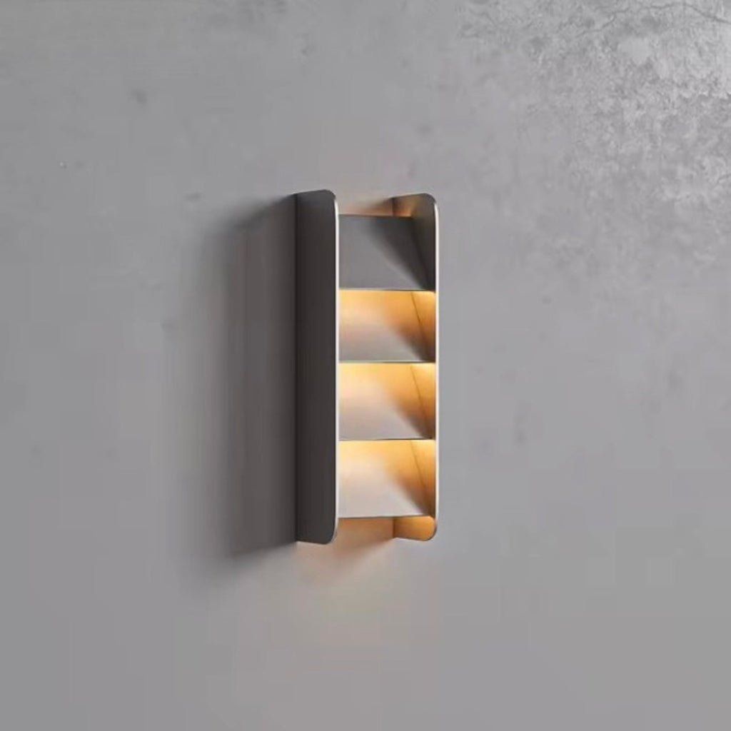 Nástěnná lampa s LED osvětlením a moderním geometrickým designem vyrobená z nerezové o 2