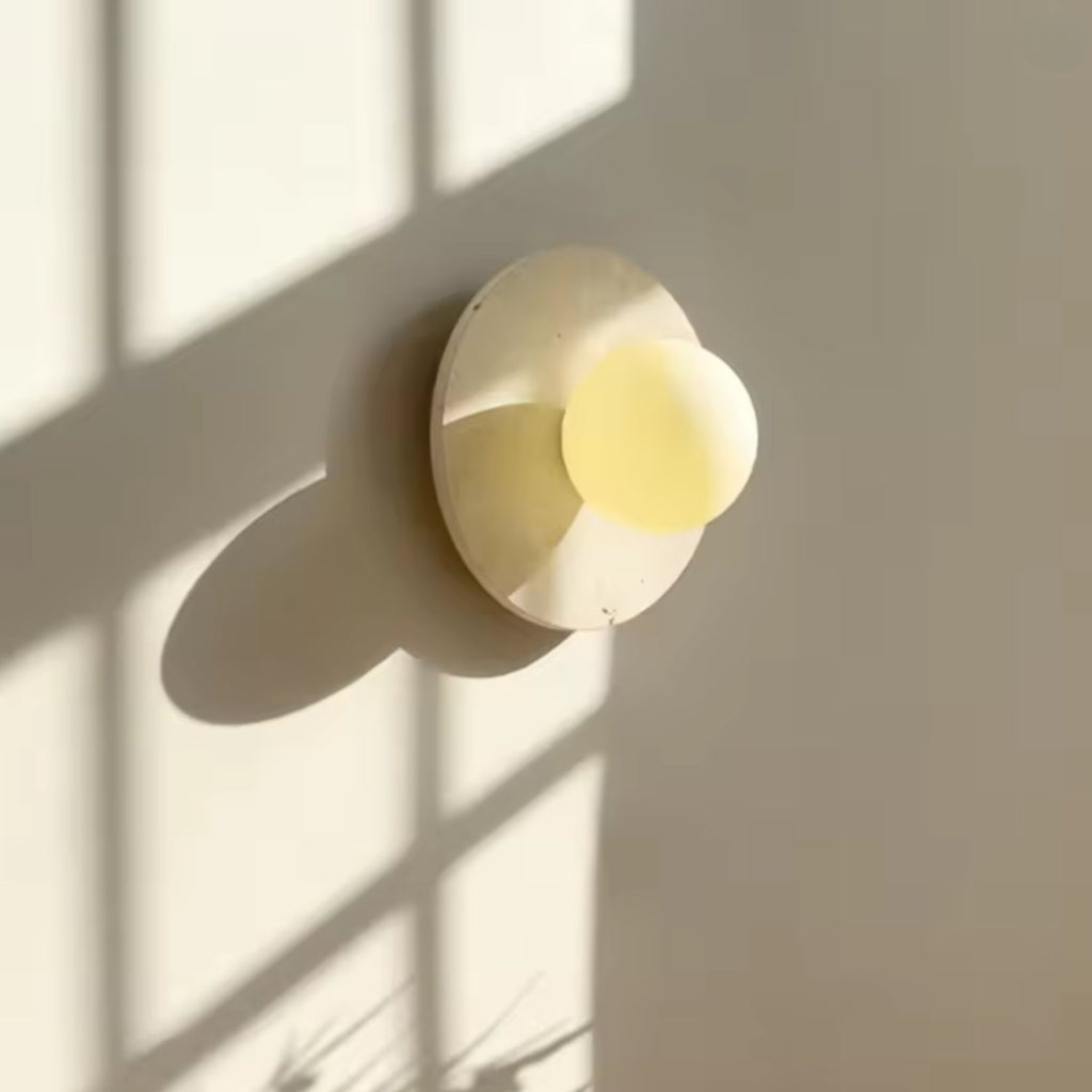 Nástěnná lampa s matným sklem a přírodním kamenem, moderní design pro útulné osvětlení v 0