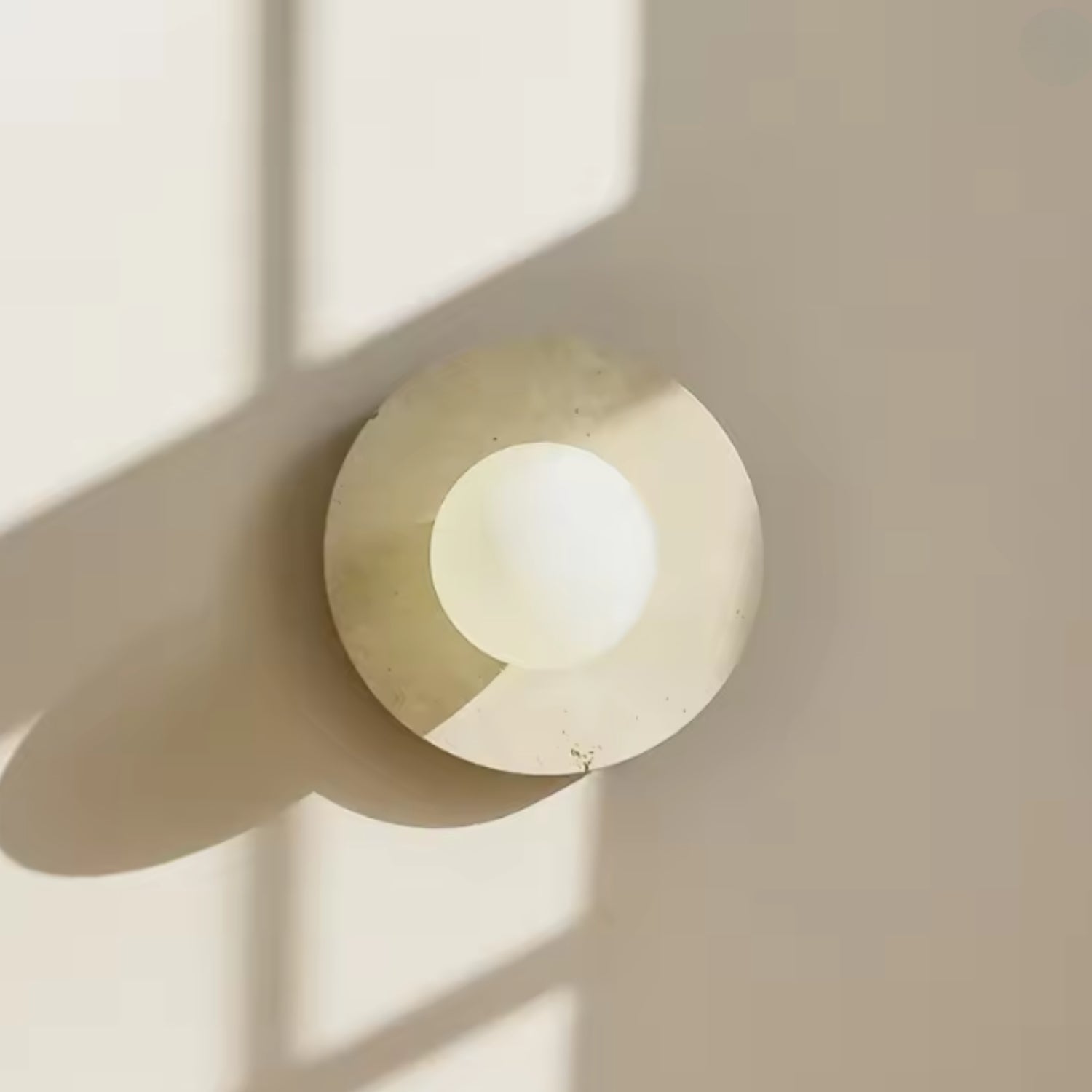Nástěnná lampa s matným sklem a přírodním kamenem, moderní design pro útulné osvětlení v 1
