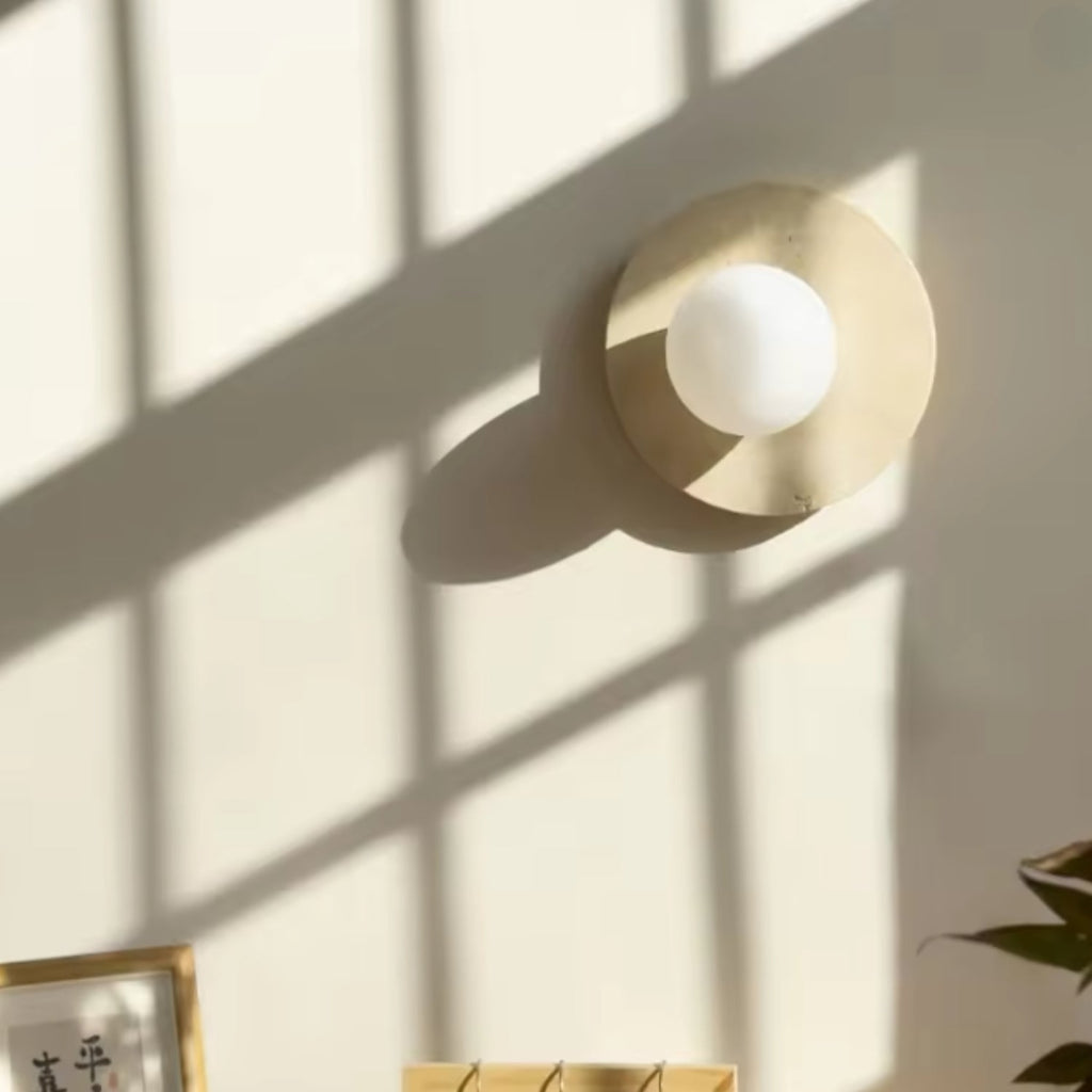 Nástěnná lampa s matným sklem a přírodním kamenem, moderní design pro útulné osvětlení v 2