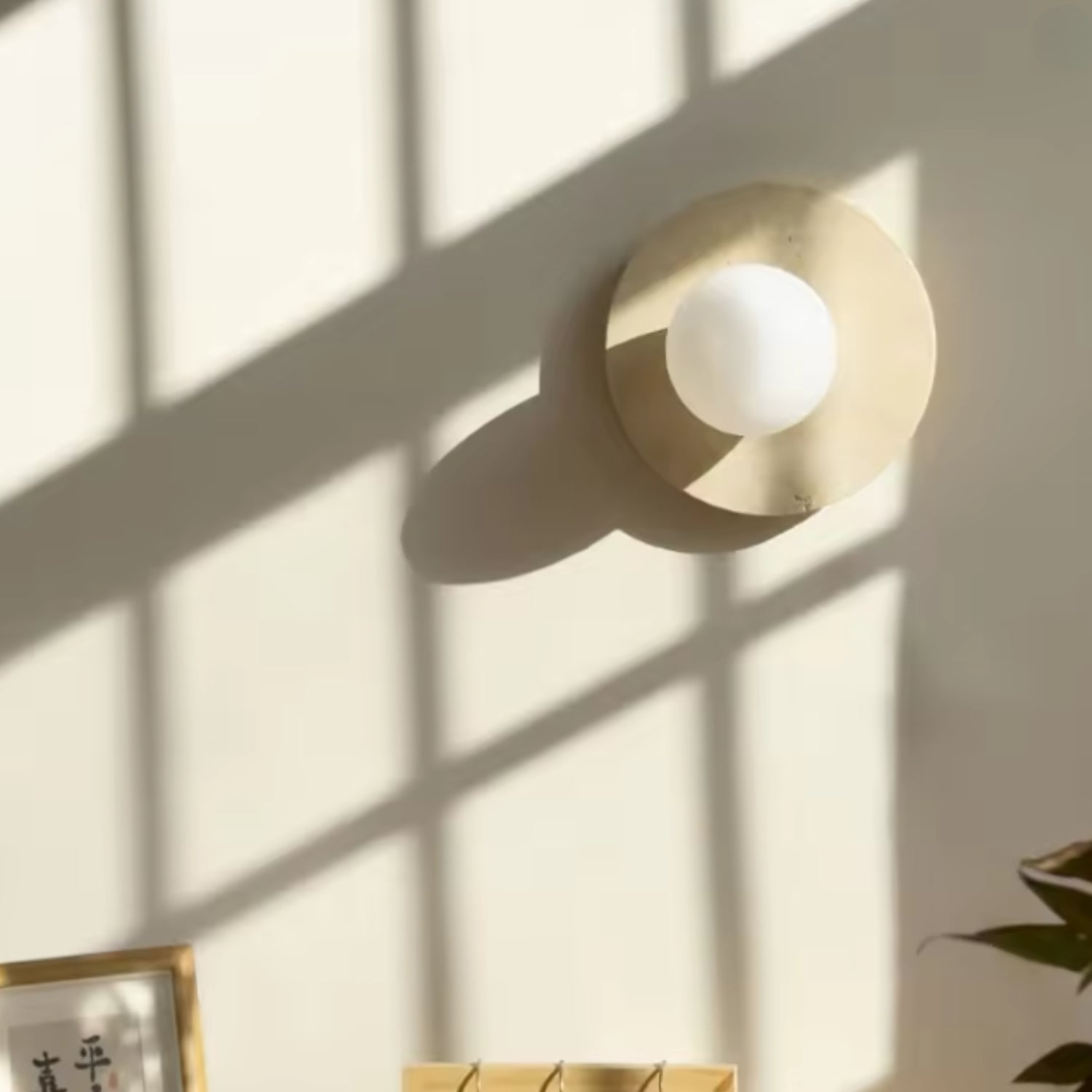 Nástěnná lampa s matným sklem a přírodním kamenem, moderní design pro útulné osvětlení v 2