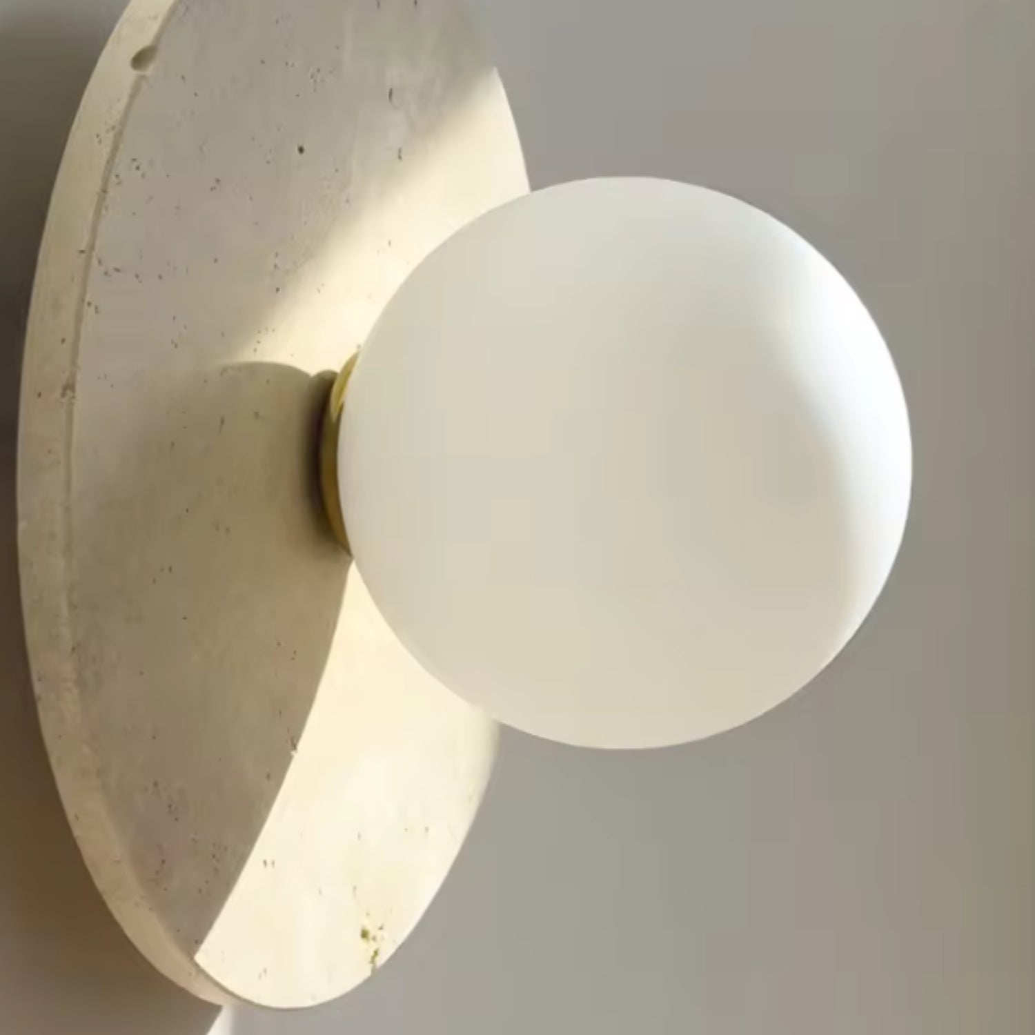 Nástěnná lampa s matným sklem a přírodním kamenem, moderní design pro útulné osvětlení v 3