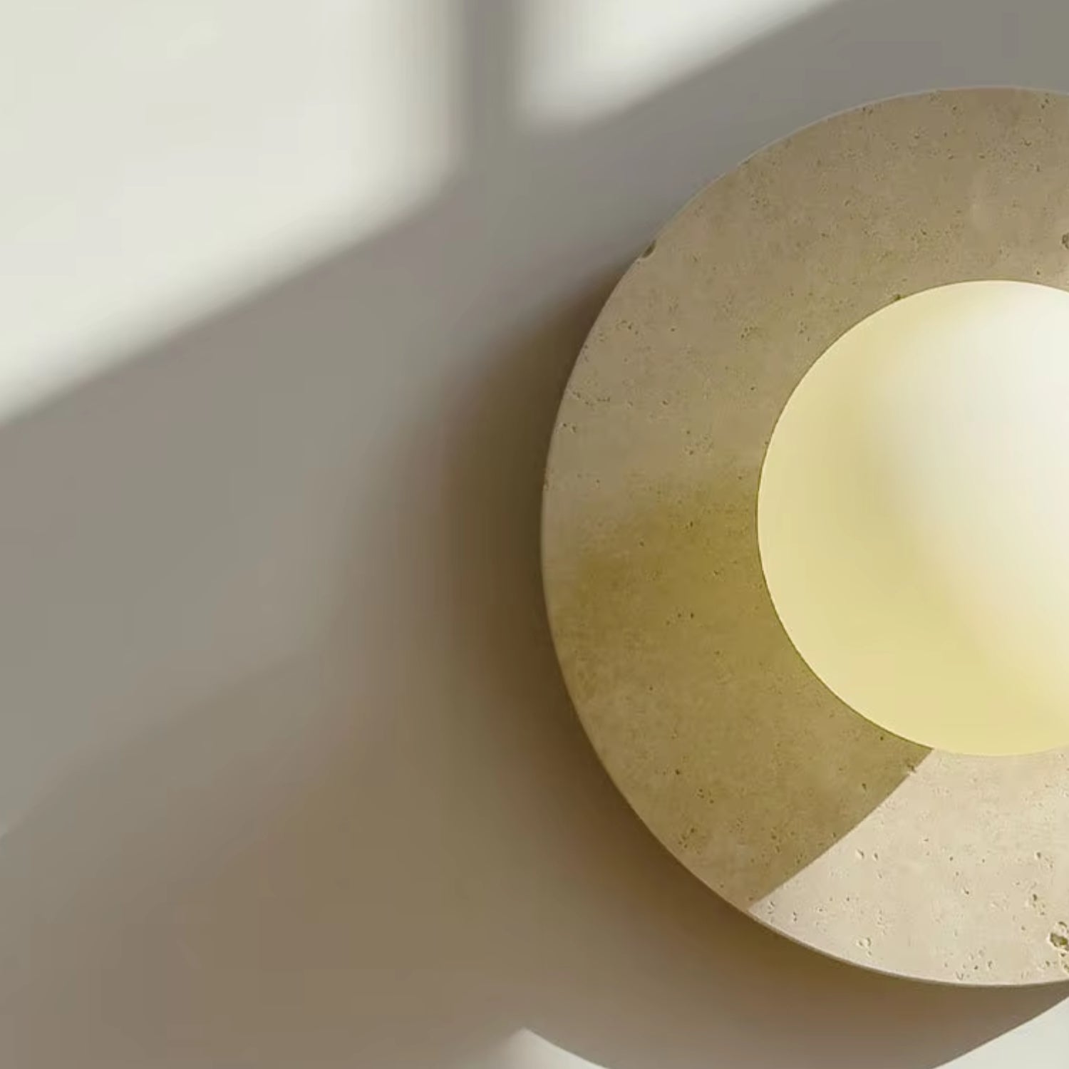 Nástěnná lampa s matným sklem a přírodním kamenem, moderní design pro útulné osvětlení v 4