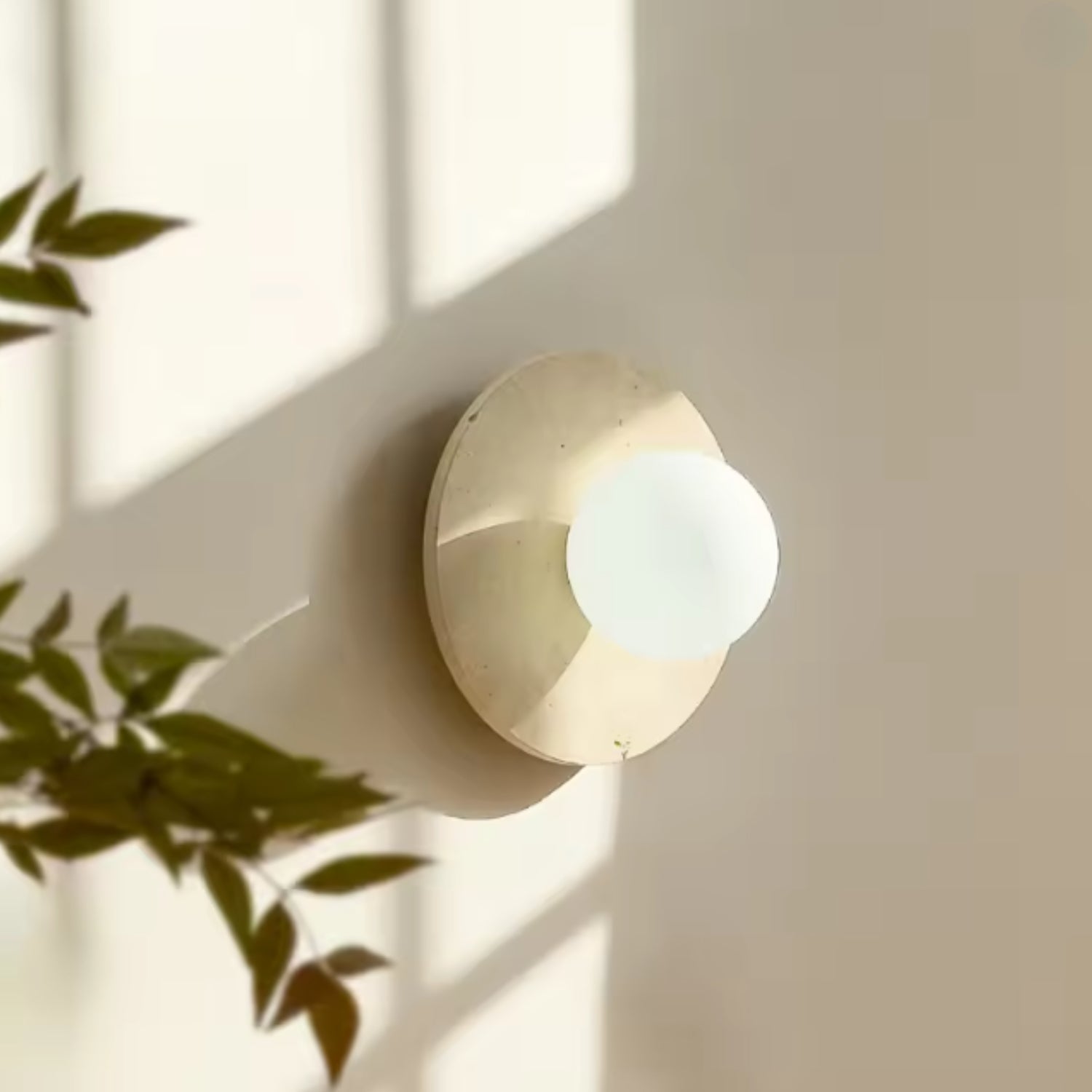 Nástěnná lampa s matným sklem a přírodním kamenem, moderní design pro útulné osvětlení v 5