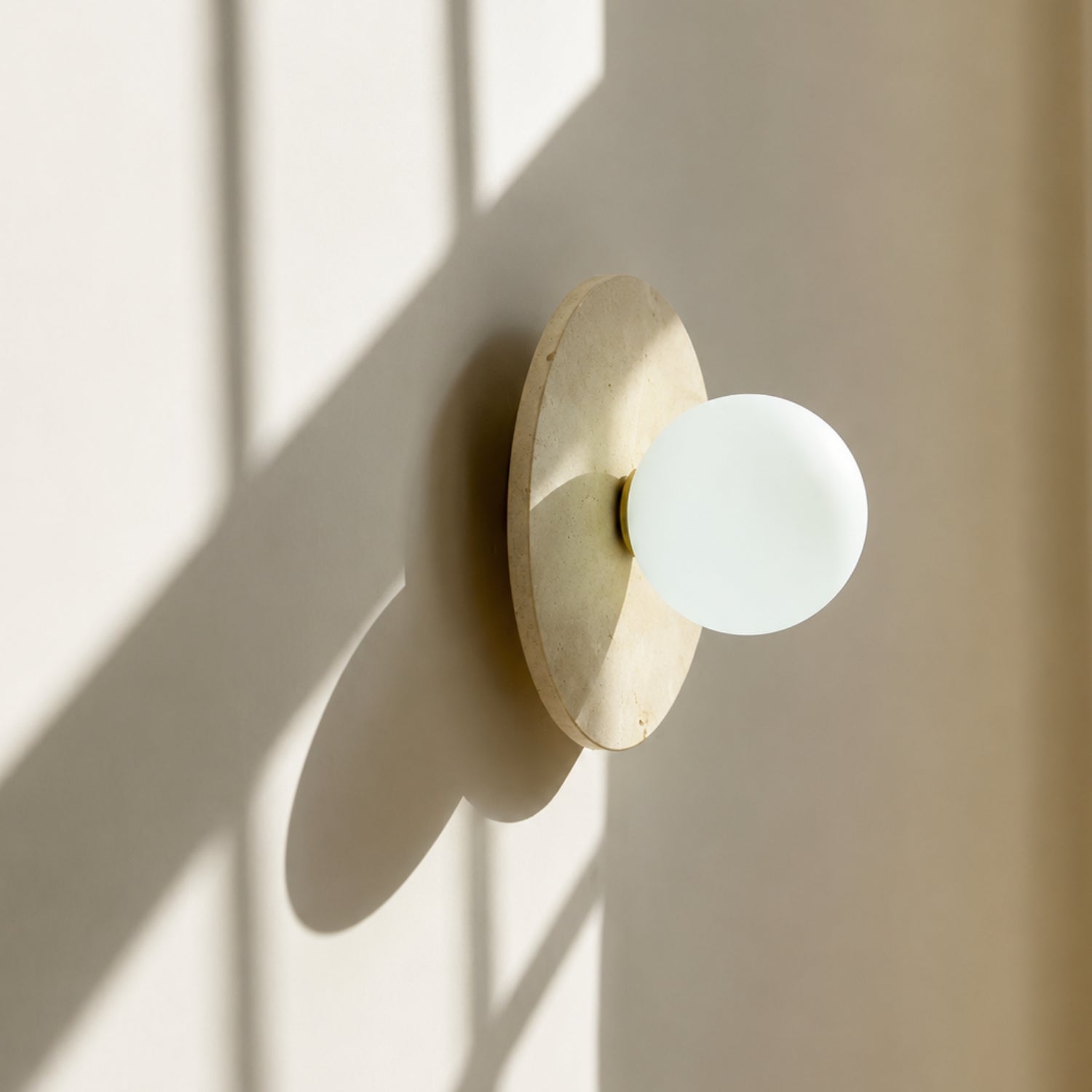 Nástěnná lampa s matným sklem a přírodním kamenem, moderní design pro útulné osvětlení v 6