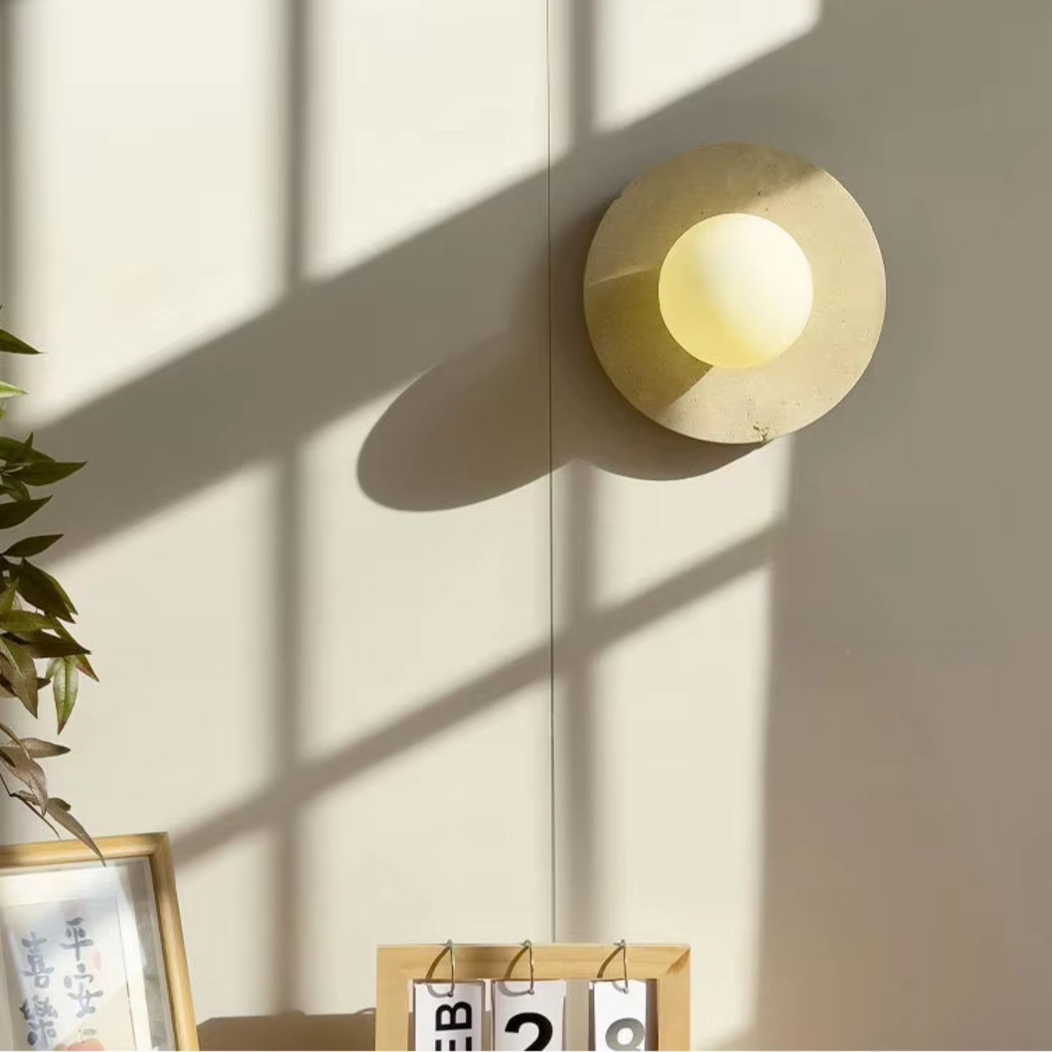Nástěnná lampa s matným sklem a přírodním kamenem, moderní design pro útulné osvětlení v 7