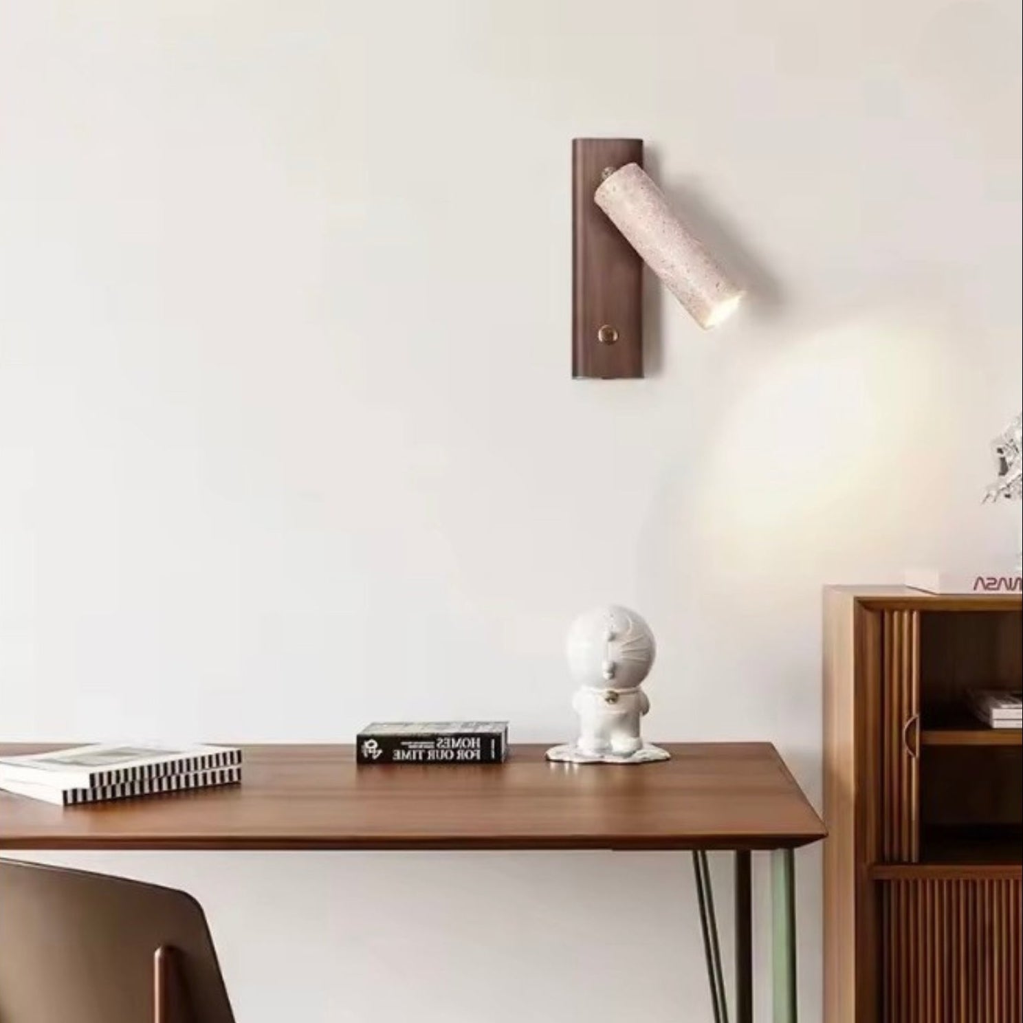 Nástěnná lampa s nastavitelným reflektorem a travertinovým stínítkem, minimalistický design pro modern 2
