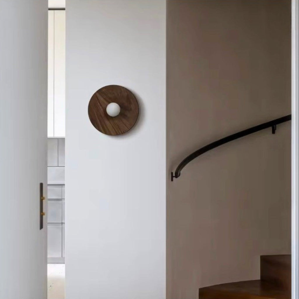 Nástěnná lampa s opálovým sklem a dřevěnou základnou, ideální pro moderní ložnice 1