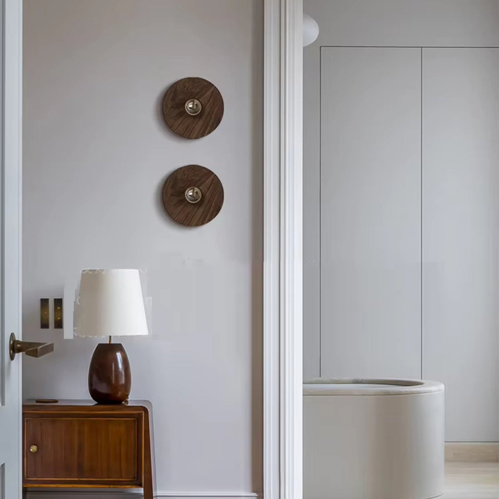 Nástěnná lampa s opálovým sklem a dřevěnou základnou, ideální pro moderní ložnice 3