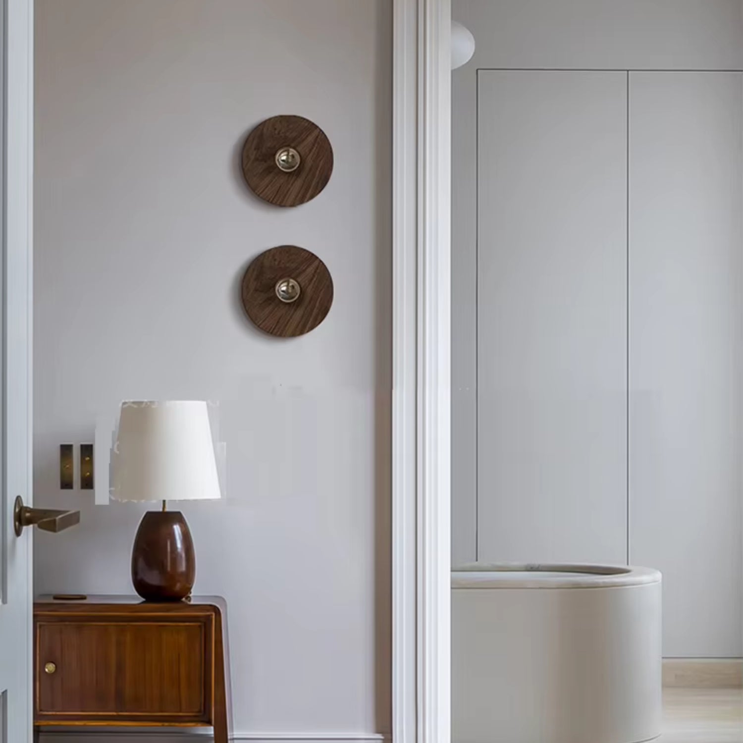Nástěnná lampa s opálovým sklem a dřevěnou základnou, ideální pro moderní ložnice 3