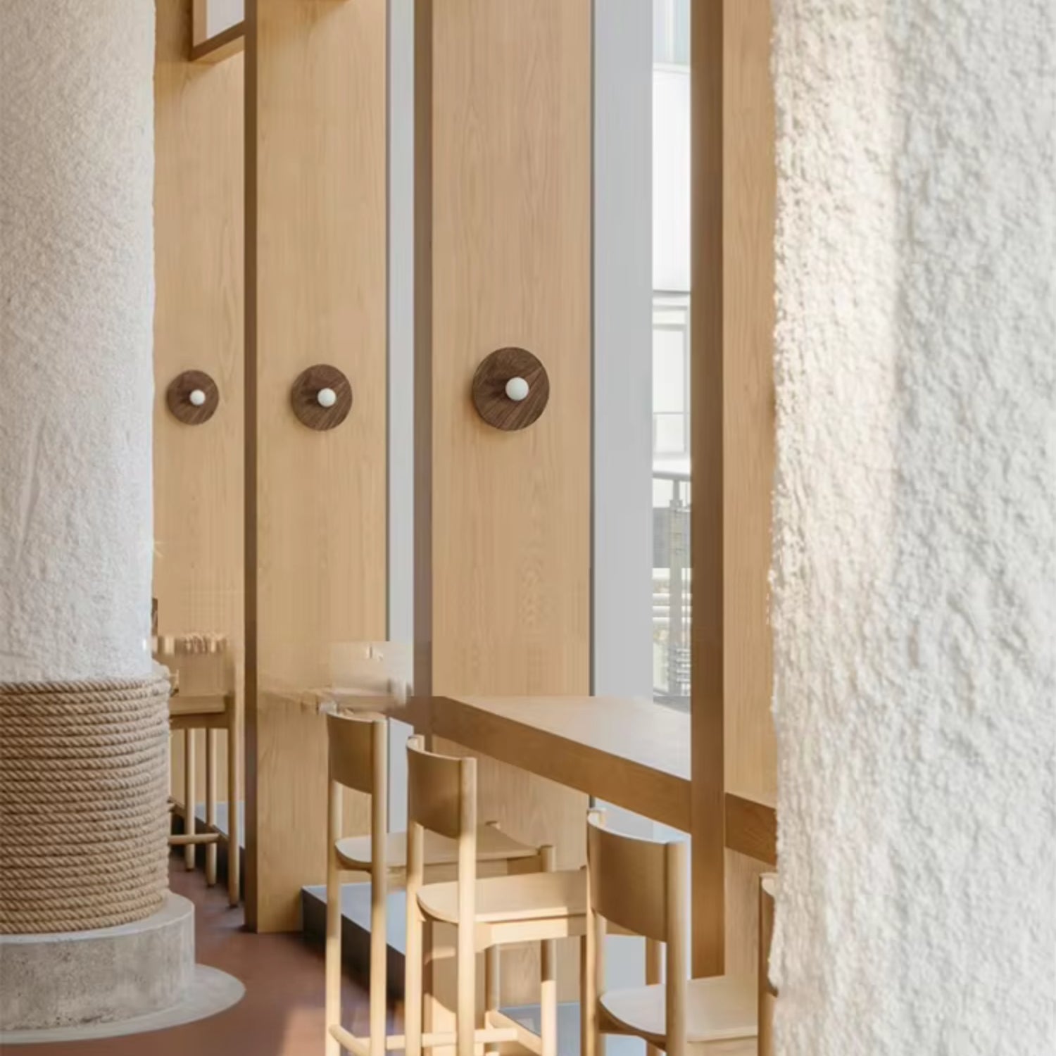 Nástěnná lampa s opálovým sklem a dřevěnou základnou, ideální pro moderní ložnice 4