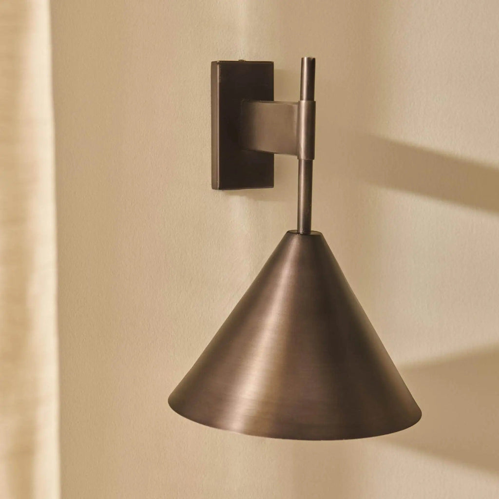 Nástěnná lampa z mědi s kónickým stínidlem v moderním designu, kombinující zlatou 0
