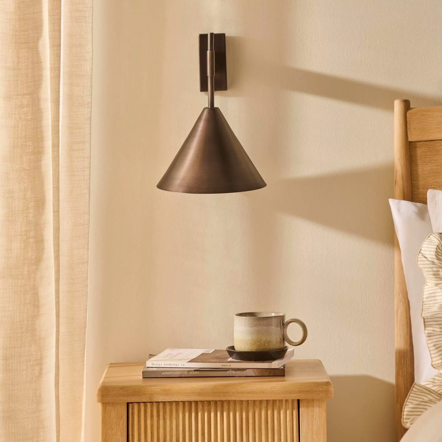Nástěnná lampa z mědi s kónickým stínidlem v moderním designu, kombinující zlatou 1