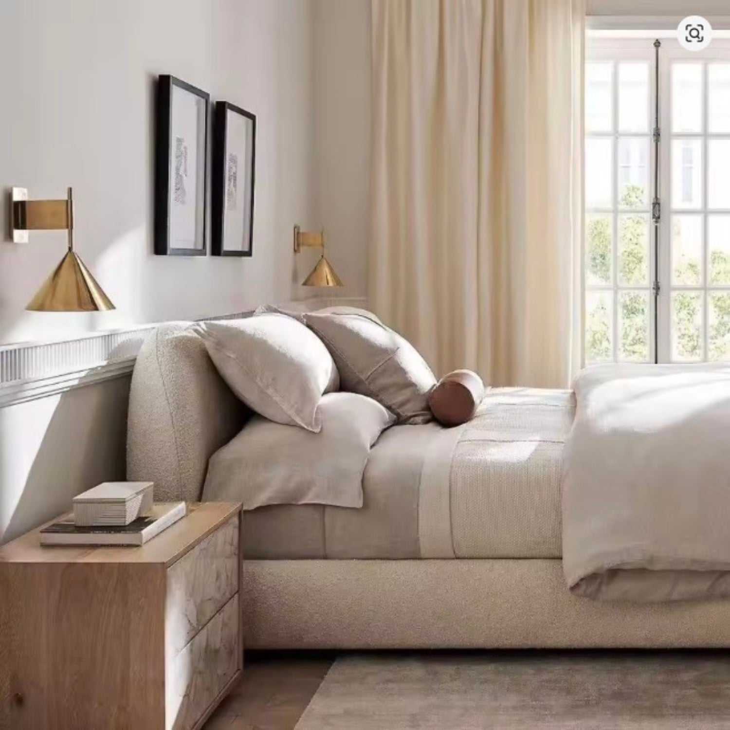 Nástěnná lampa z mědi s kónickým stínidlem v moderním designu, kombinující zlatou 4