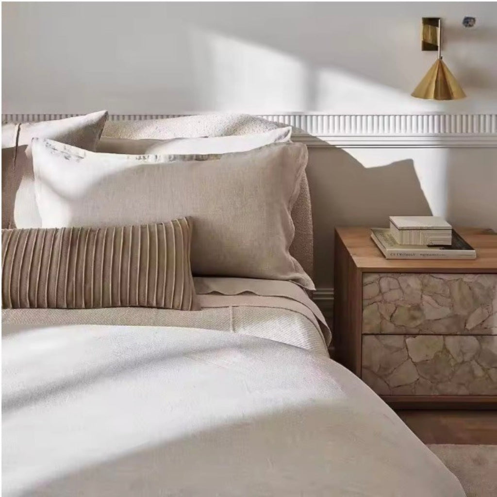 Nástěnná lampa z mědi s kónickým stínidlem v moderním designu, kombinující zlatou 5