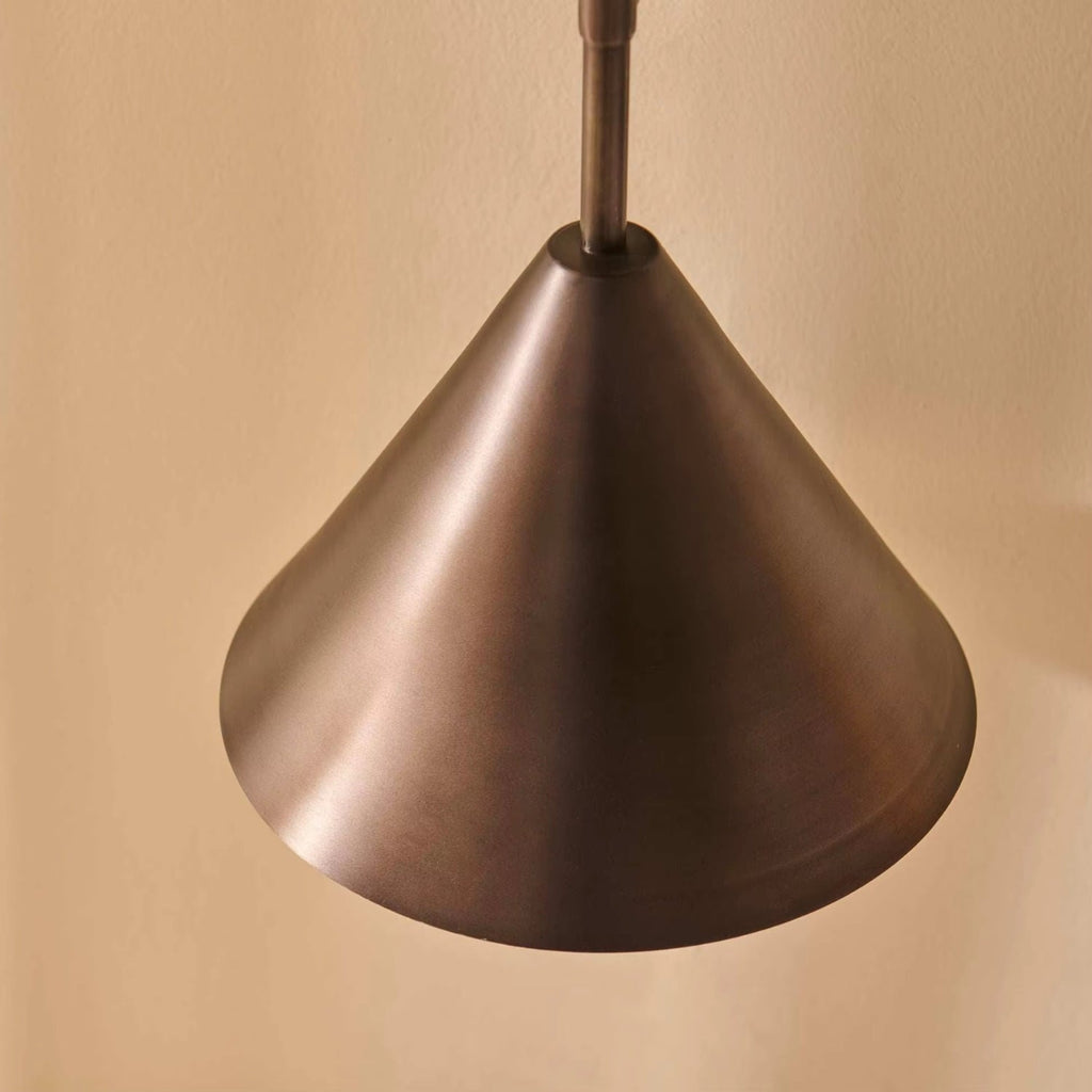 Nástěnná lampa z mědi s kónickým stínidlem v moderním designu, kombinující zlatou 6