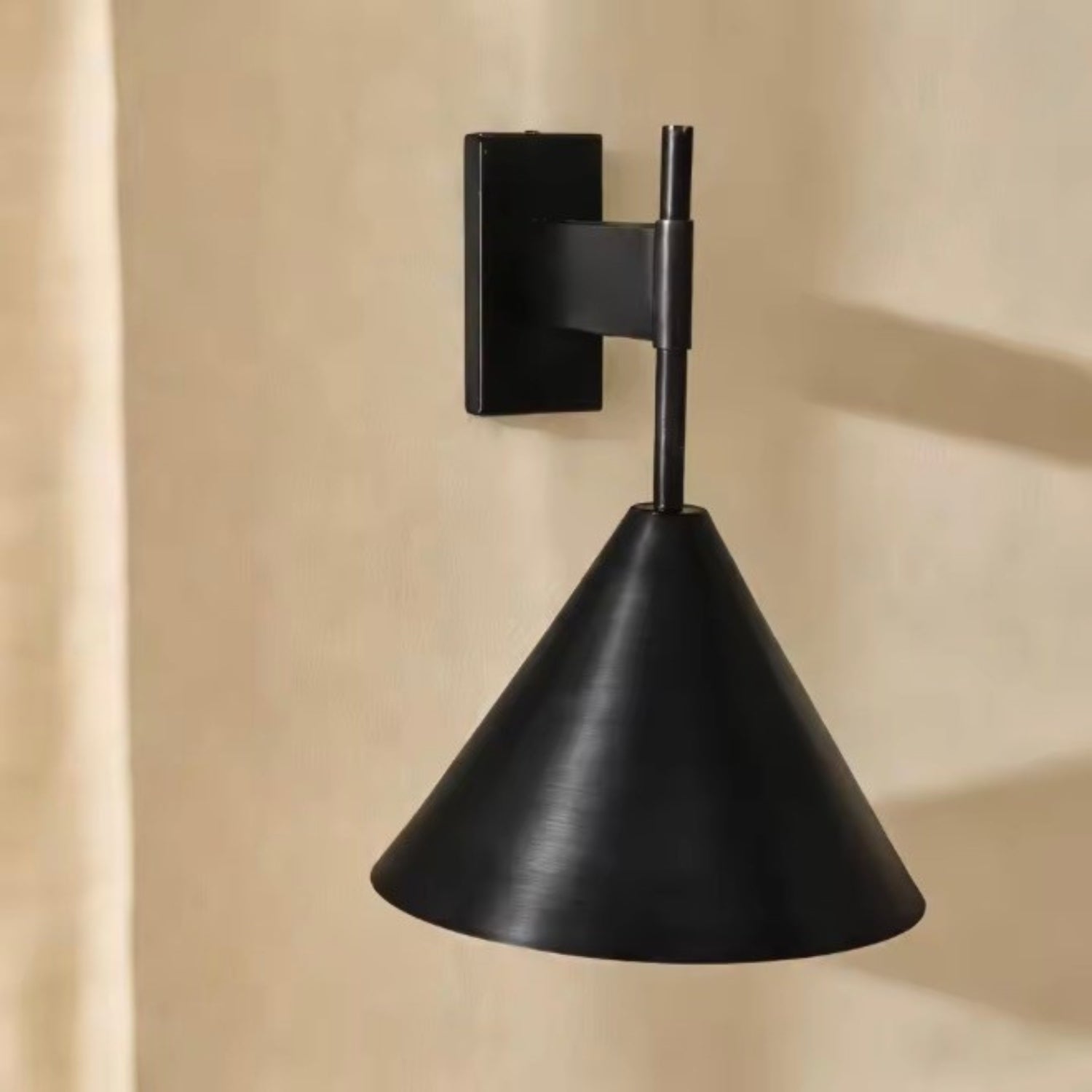 Nástěnná lampa z mědi s kónickým stínidlem v moderním designu, kombinující zlatou 7