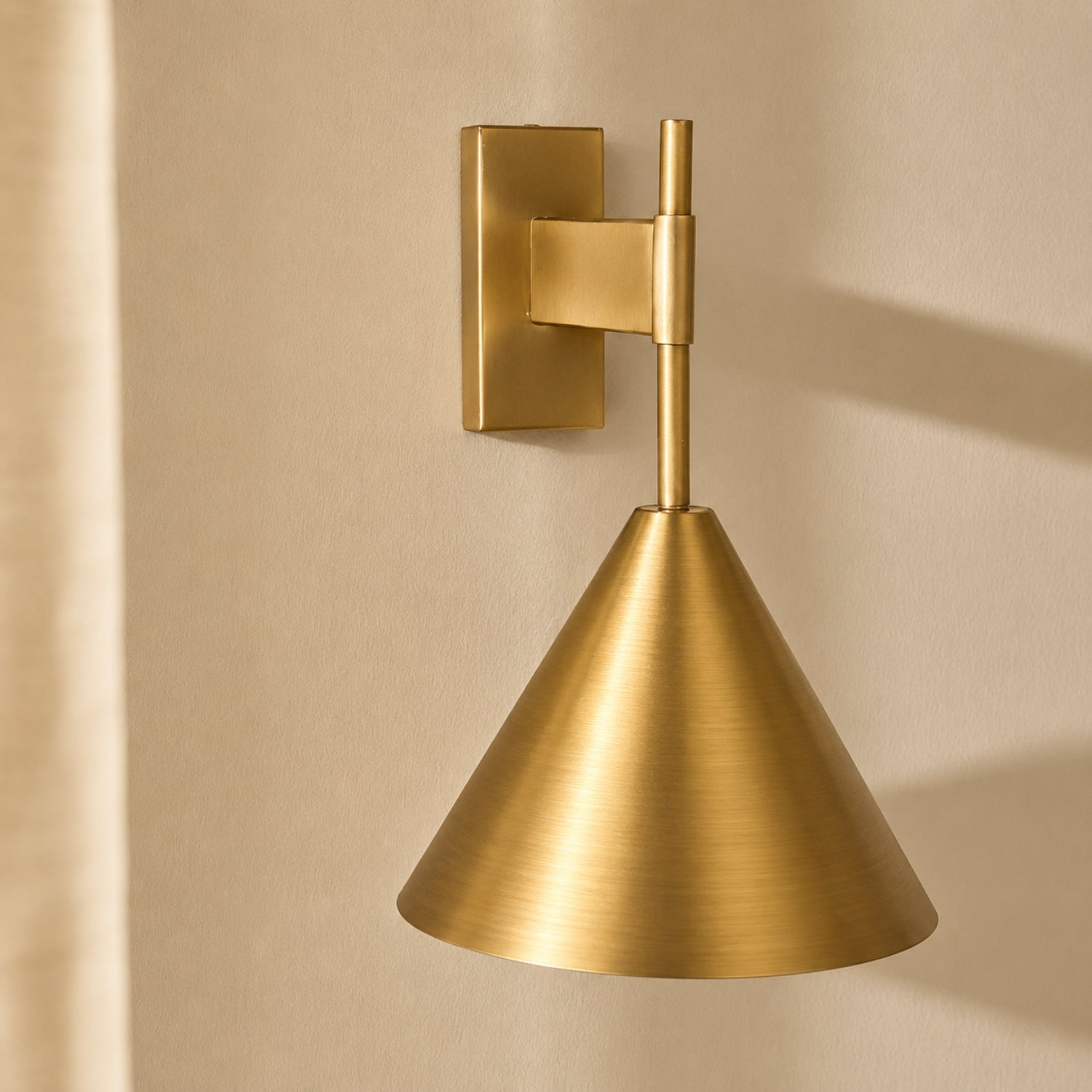 Nástěnná lampa z mědi s kónickým stínidlem v moderním designu, kombinující zlatou 8