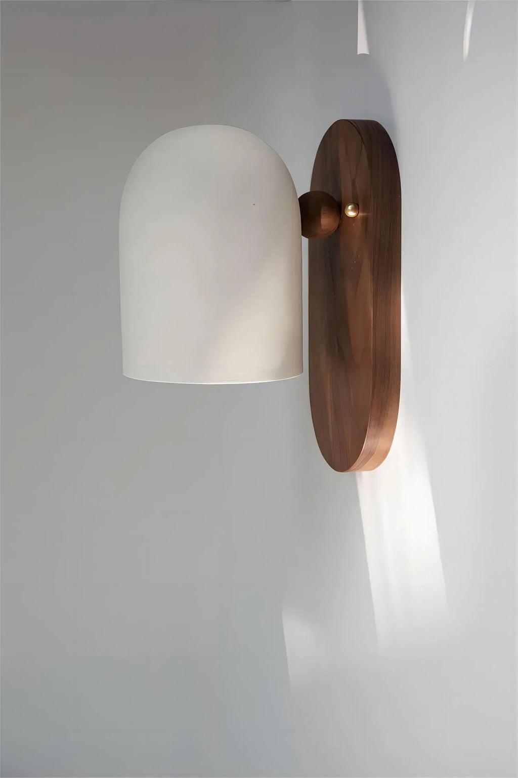 Nástěnná lampa z ořechového dřeva ve stylu wabi-sabi pro útulný interiér 5