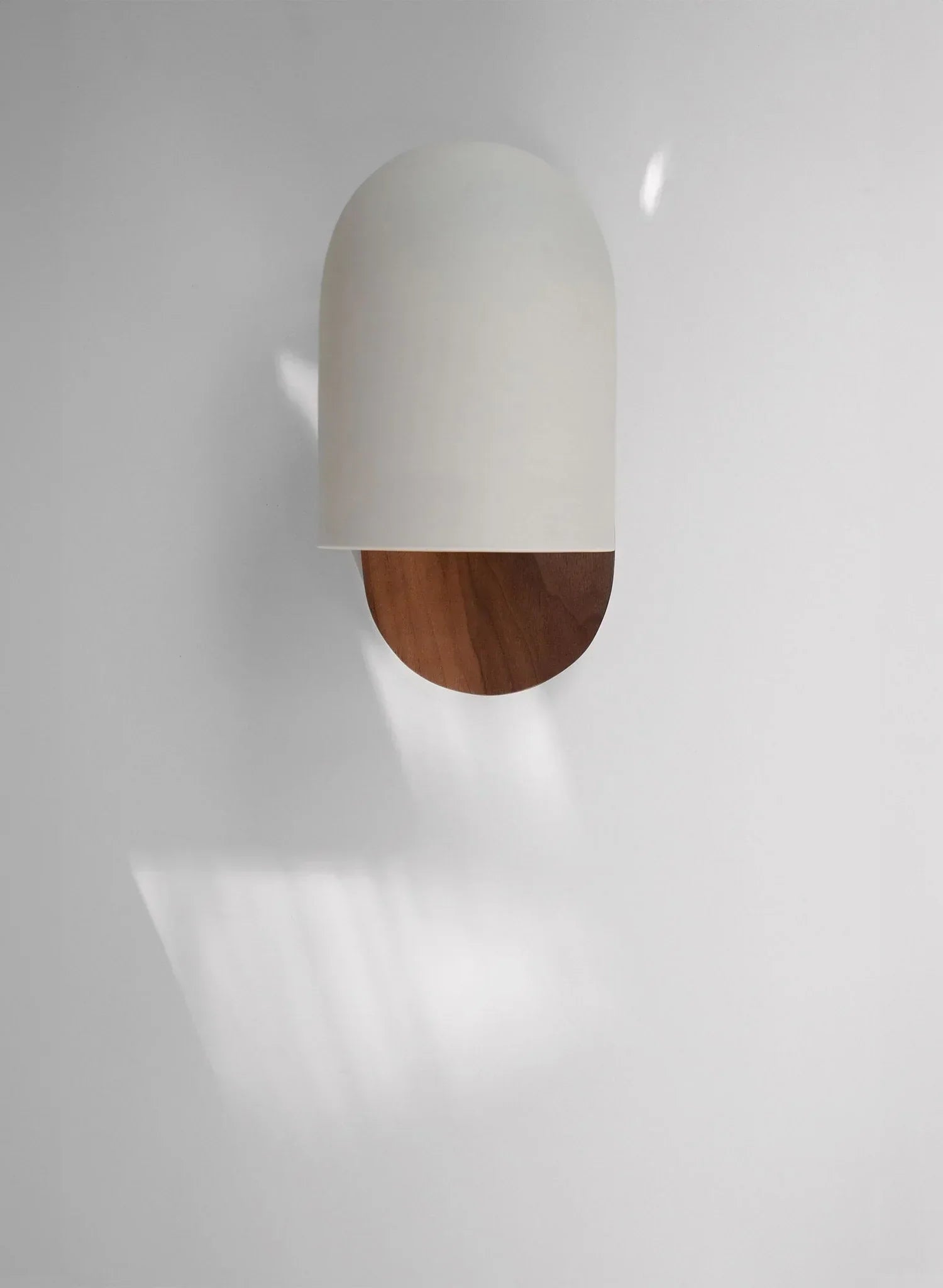 Nástěnná lampa z ořechového dřeva ve stylu wabi-sabi pro útulný interiér 6