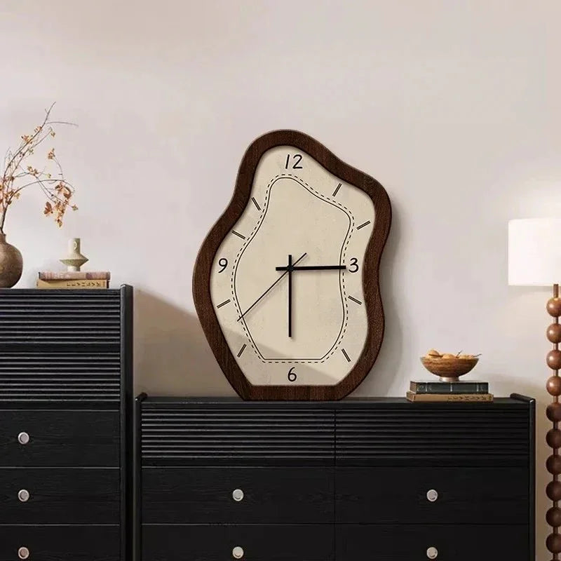 Nástěnné hodiny s tichým quartz mechanismem a vyřezávaným kyvadlem v vintage designu, ide 1