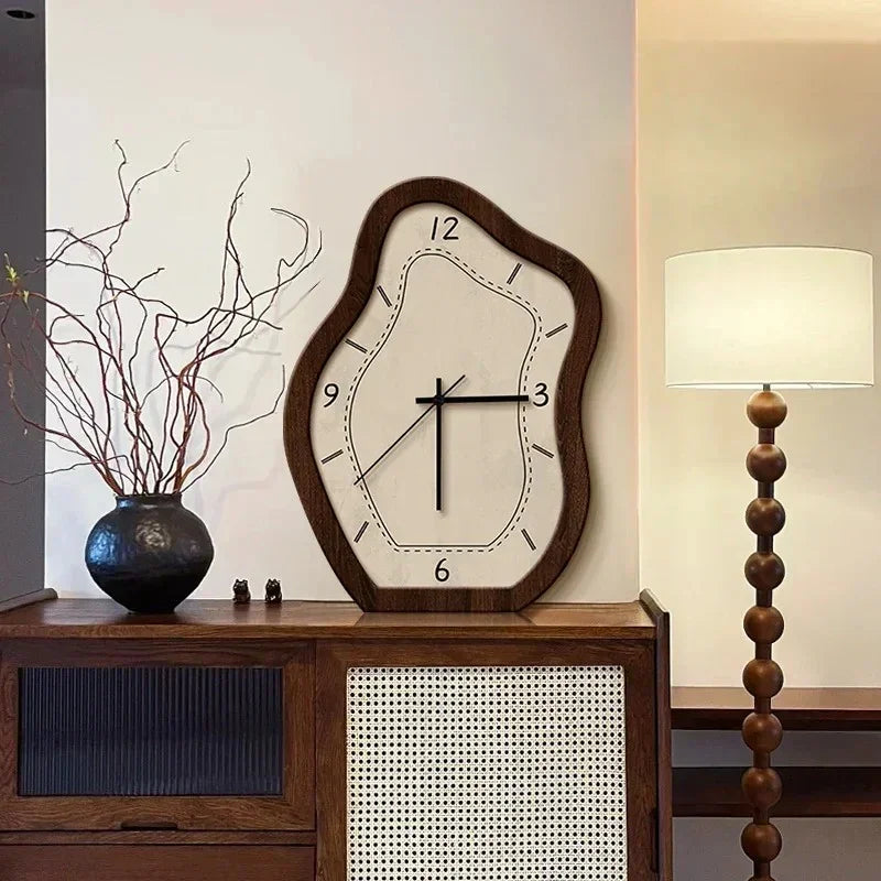 Nástěnné hodiny s tichým quartz mechanismem a vyřezávaným kyvadlem v vintage designu, ide 2