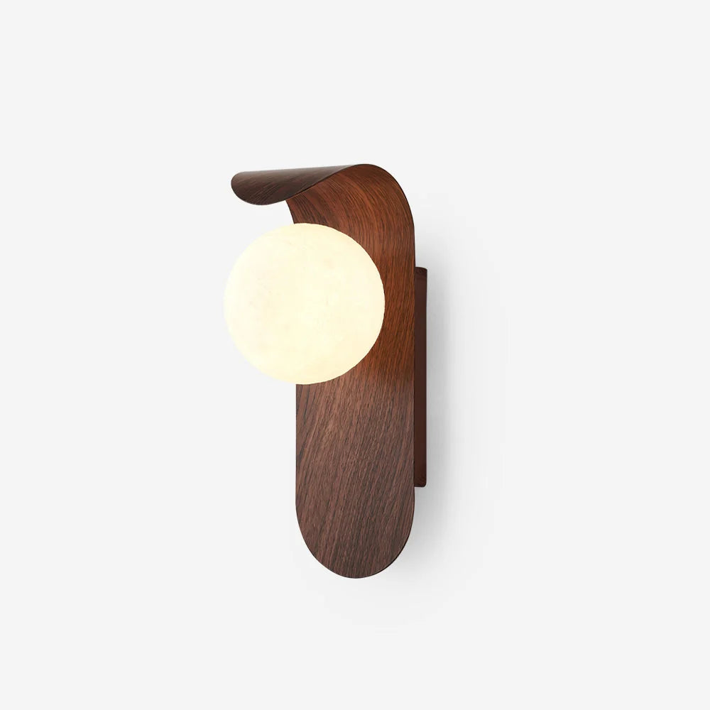 Nástěnné svítidlo s opálovým stínidlem a dřevěným efektem v kulovém design 1